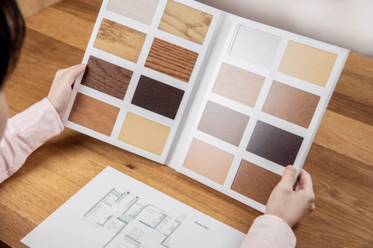 床材のサンプルと平面図を見る人